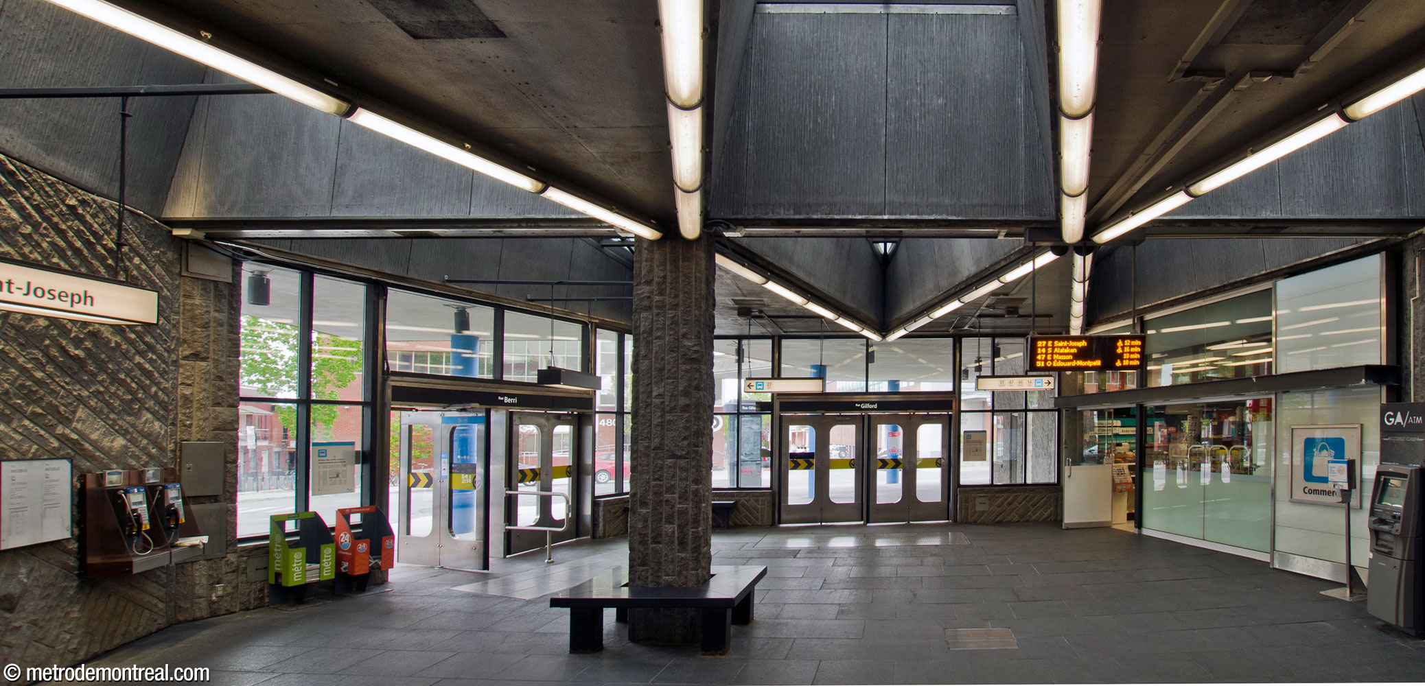 Intérieur de l'édicule Saint-Joseph, vue vers le sud et l'entrée principale. La partie au-delà du pilier central est un élargissement construit au début des années 1990, mais le plafond est originel, car il recouvrait auparavant une aire d'attente extérieure.