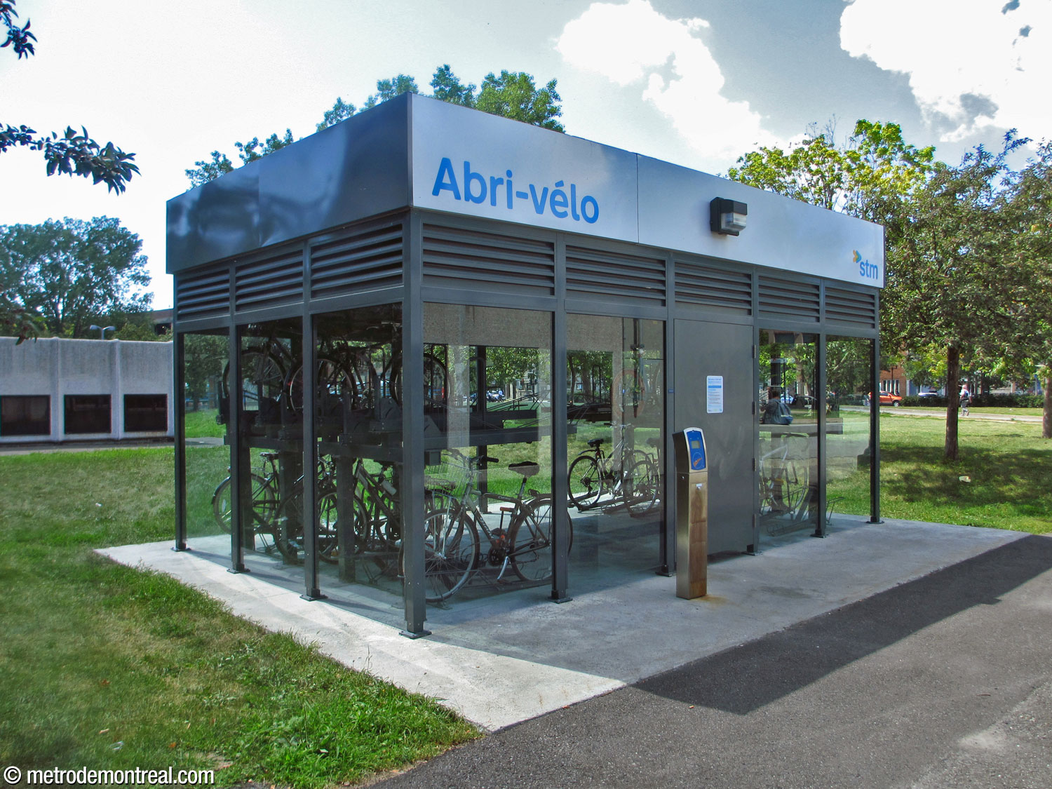 Un abri-vélo à accès contrôlé, unique en son genre dans le métro, anciennement situé derrière l'édicule.