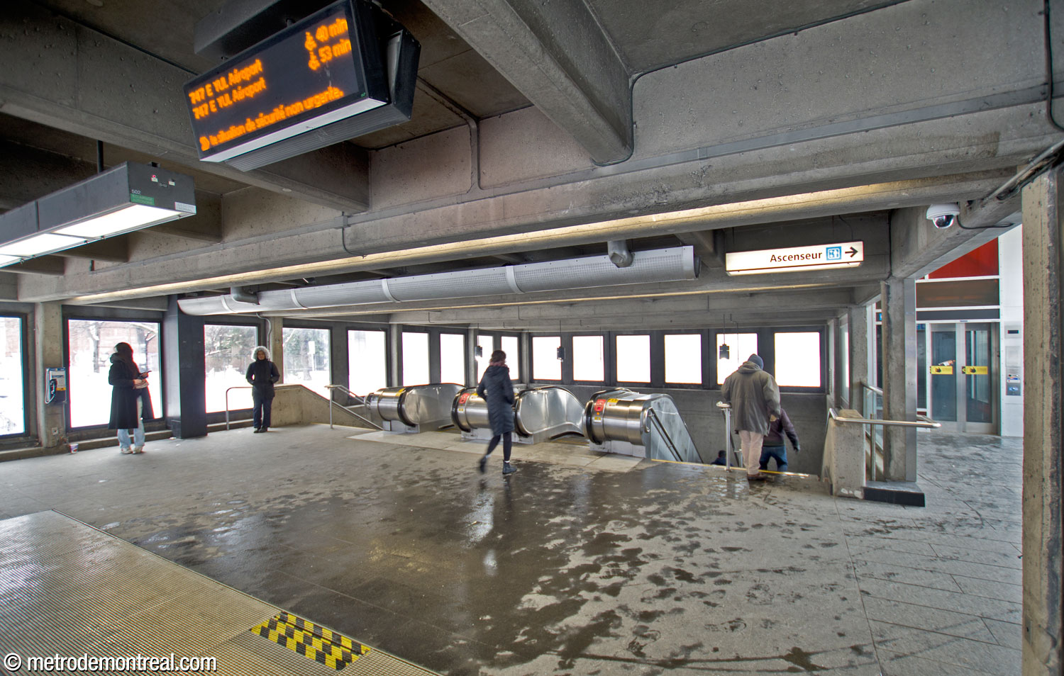 L'intérieur du petit édicule en béton. Une extension à droite accueille l'ascenseur vers la billetterie.