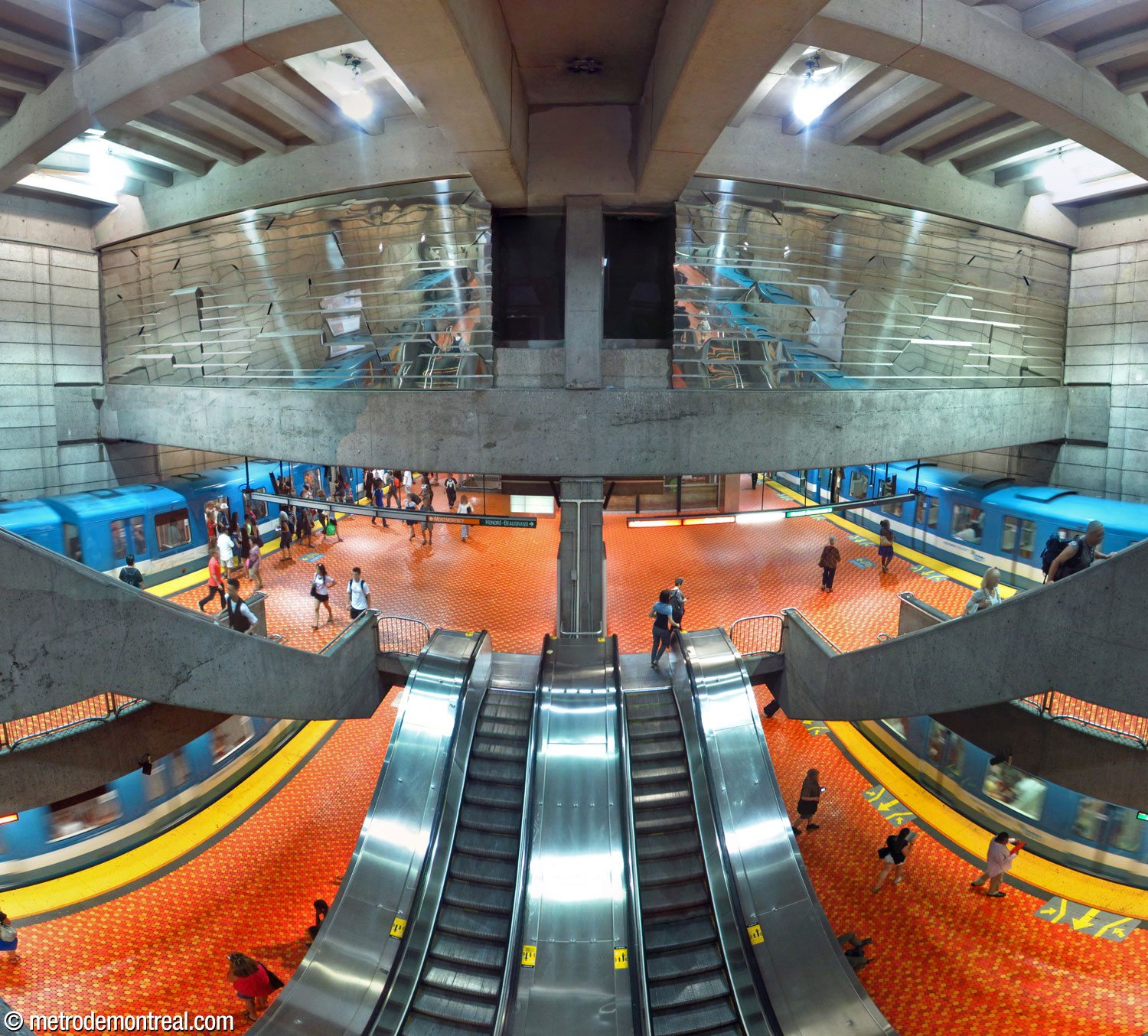 La mezzanine donne sur le grand volume de la station, offrant une vue imprenable des deux niveaux des quais ainsi que les escaliers qui les relient. Les quais de la ligne orange sont à gauche et la ligne verte est à droite. En haut, le relief en acier inoxydable créé par l'architecte Yves Roy.
