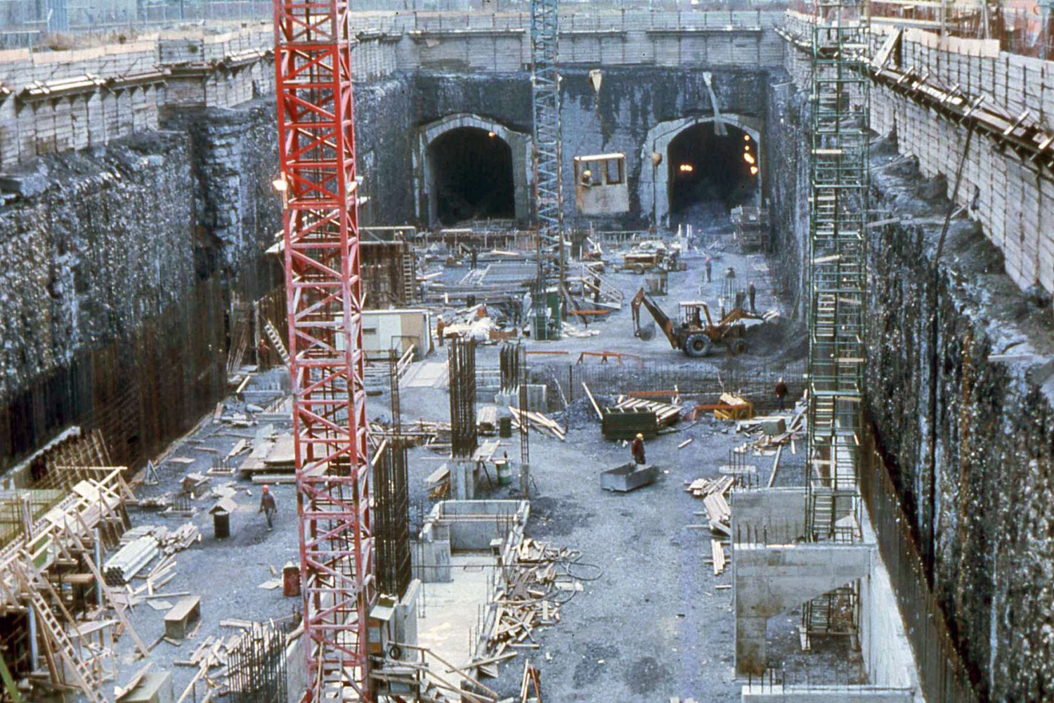 L'excavation de la station.
