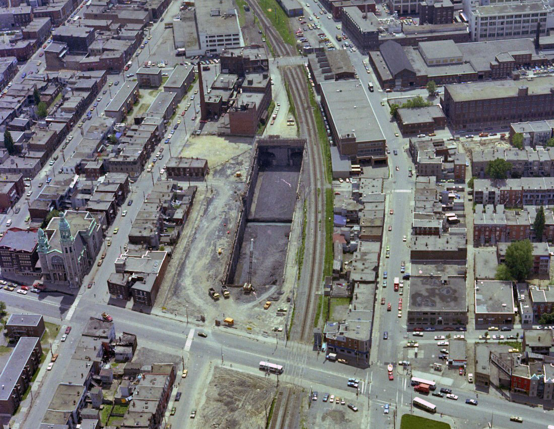 Vue aérienne de l'excavation de la station en 1975.