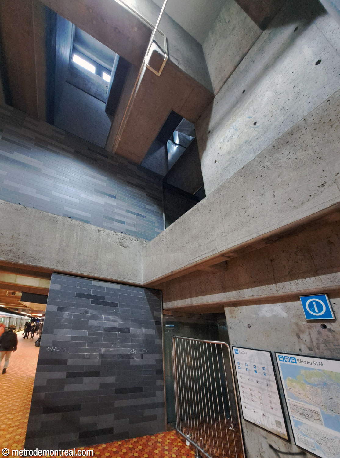 Le deuxième puits de lumière se trouve au-dessus du centre des quais. Sa lumière, déjà restreinte par l'absence du plafond vitré planifié, est presque entièrement étouffée par la construction de locaux commerciaux des deux côtés de sa colonne centrale.