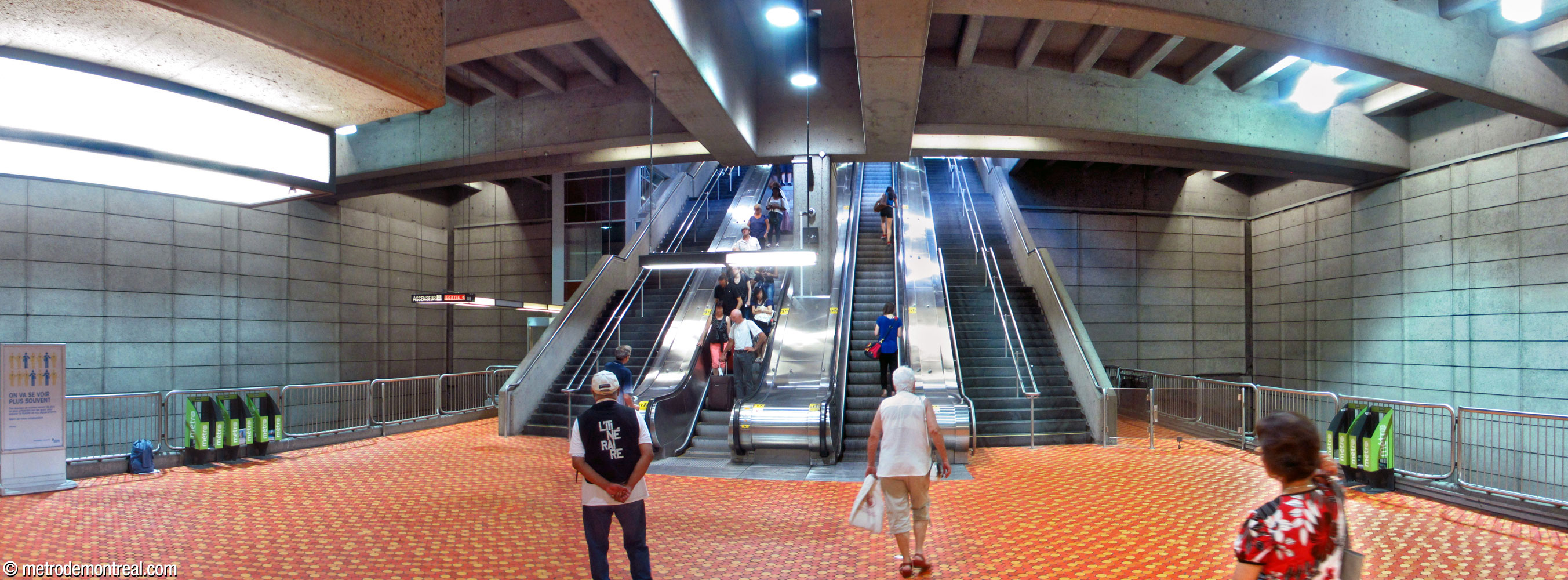 La grande volée d'escaliers fixes et mécaniques reliant l'édicule et la mezzanine.