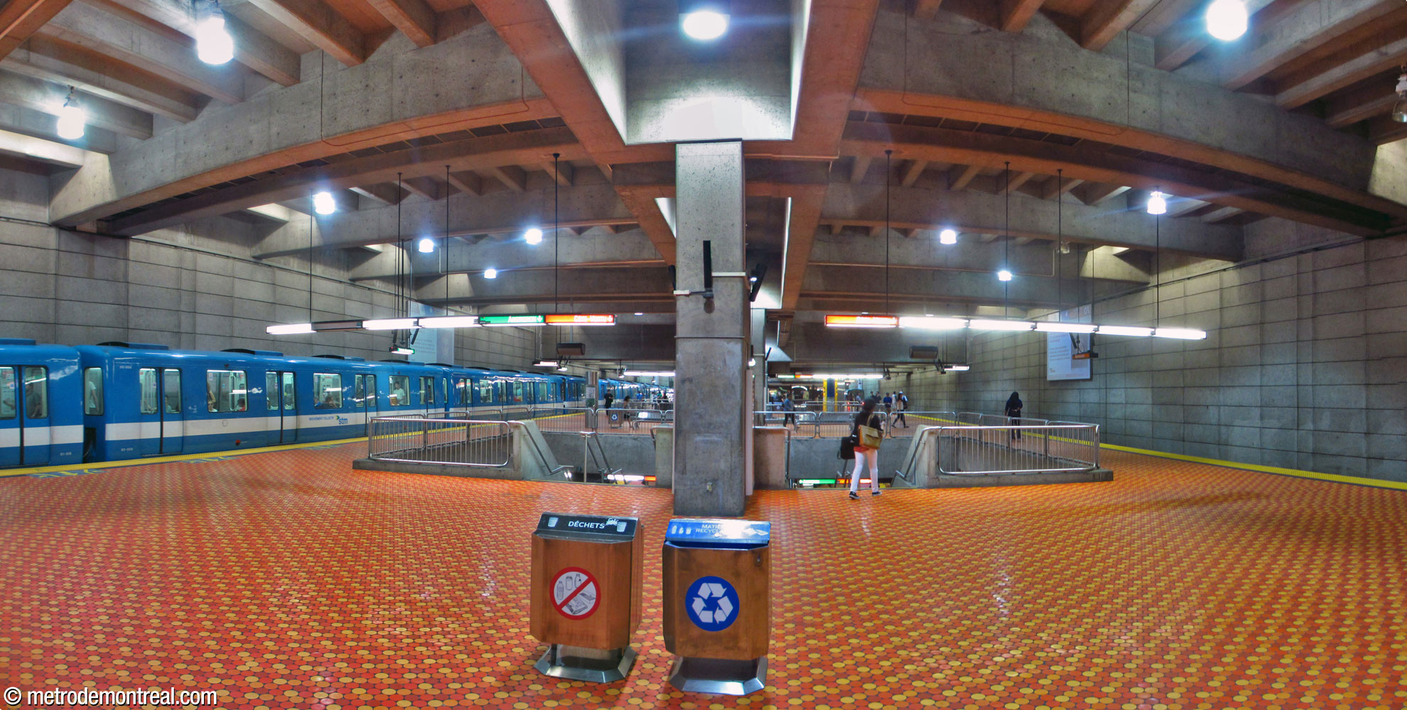 Le grand volume de la station surplombe la section ouest du quai supérieur.