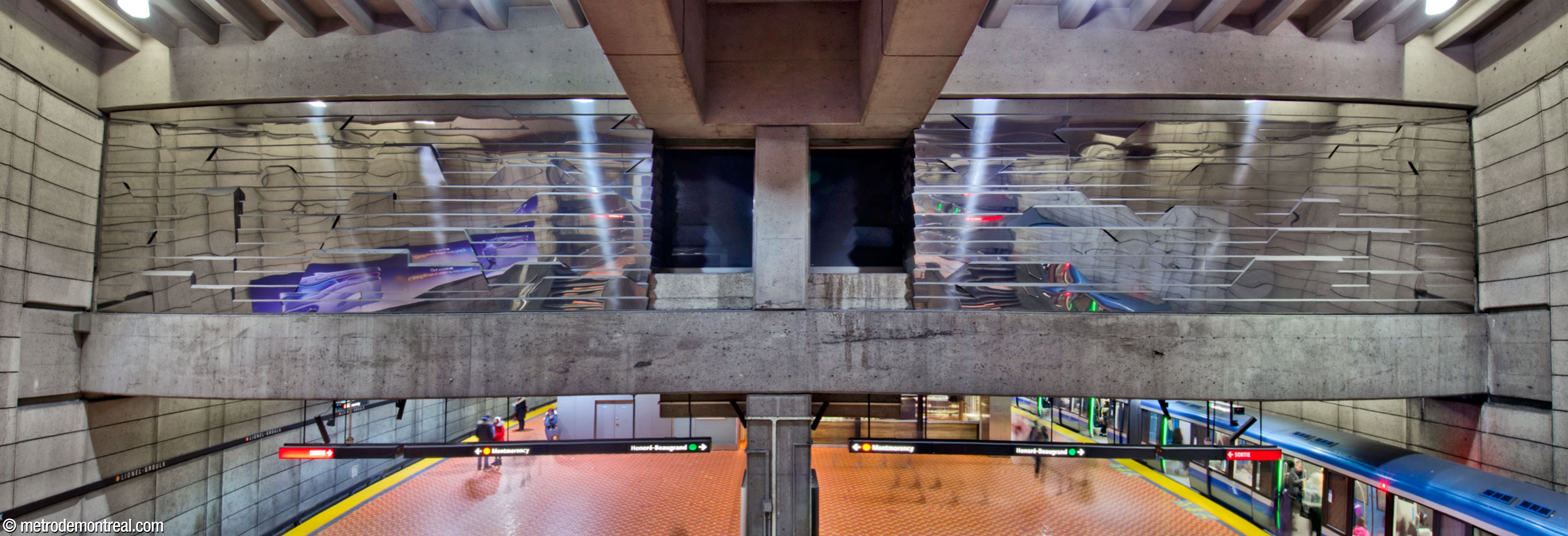 Deux reliefs muraux en acier inoxydable, œuvre de l'architecte de la station Yves Roy. Situés en face de l'extrémité ouest de la mezzanine, ils reflètent le mouvement des trains et des passagers dans la station.