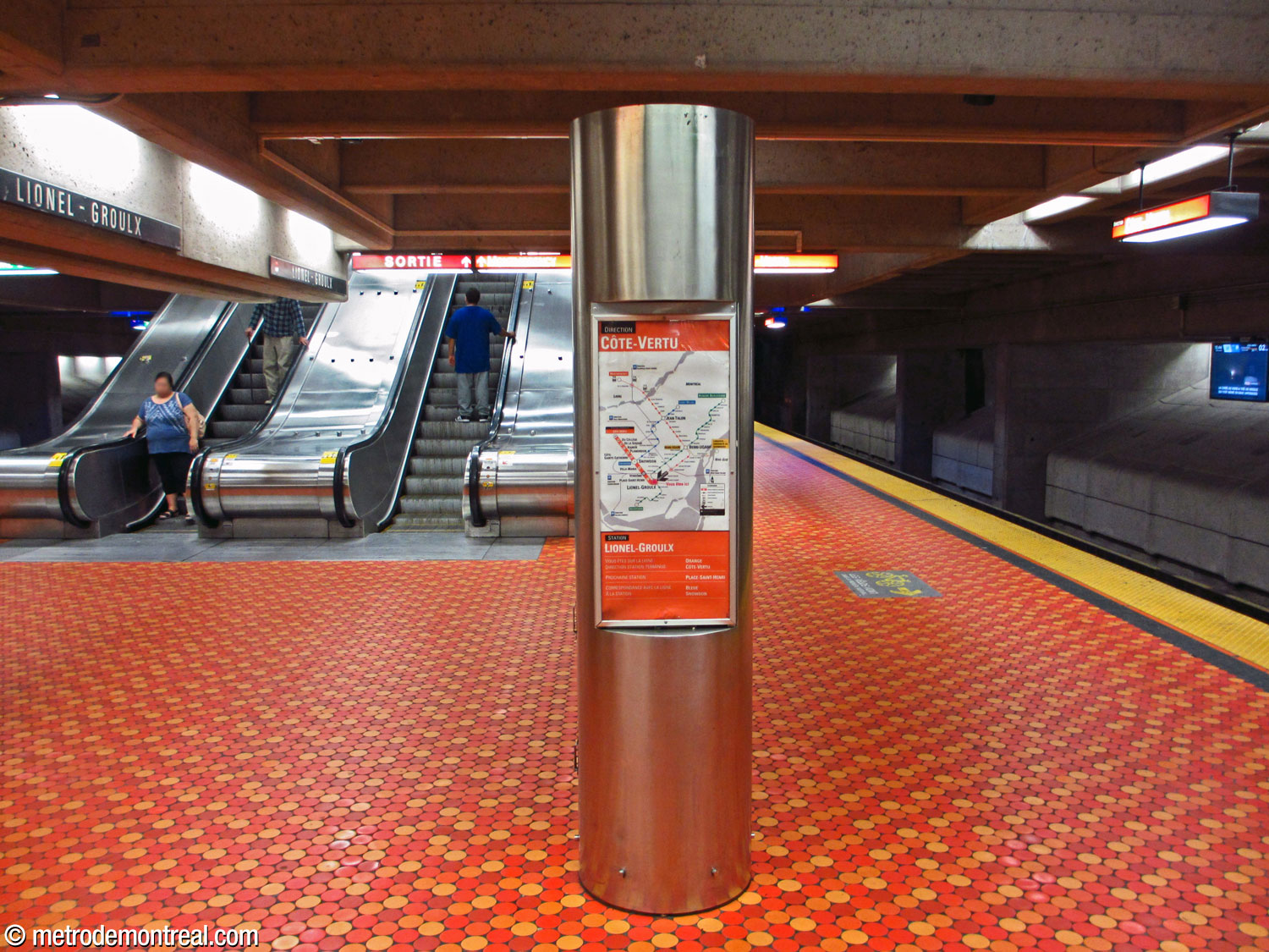 L’un des emblématiques piliers signalétiques en acier inoxydable, autrefois situés dans cette station