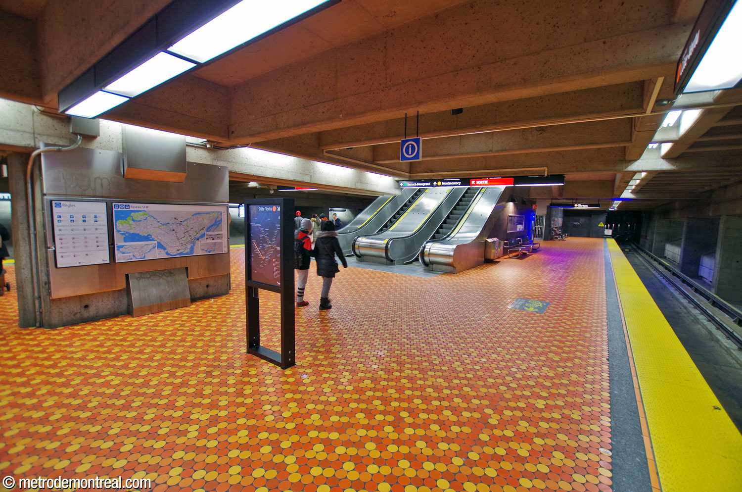 Vue de l'extrémité est du quai inférieur, avec le carrelage emblématique des planchers de la station.