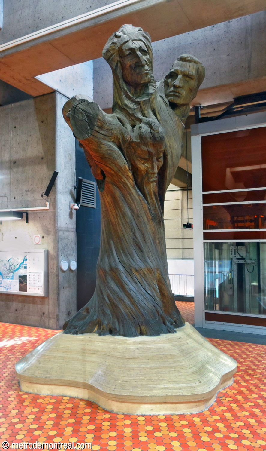 L'Arbre de vie, sculpture de Joseph Rifesser, sur le niveau mezzanine surplombant le grand volume.