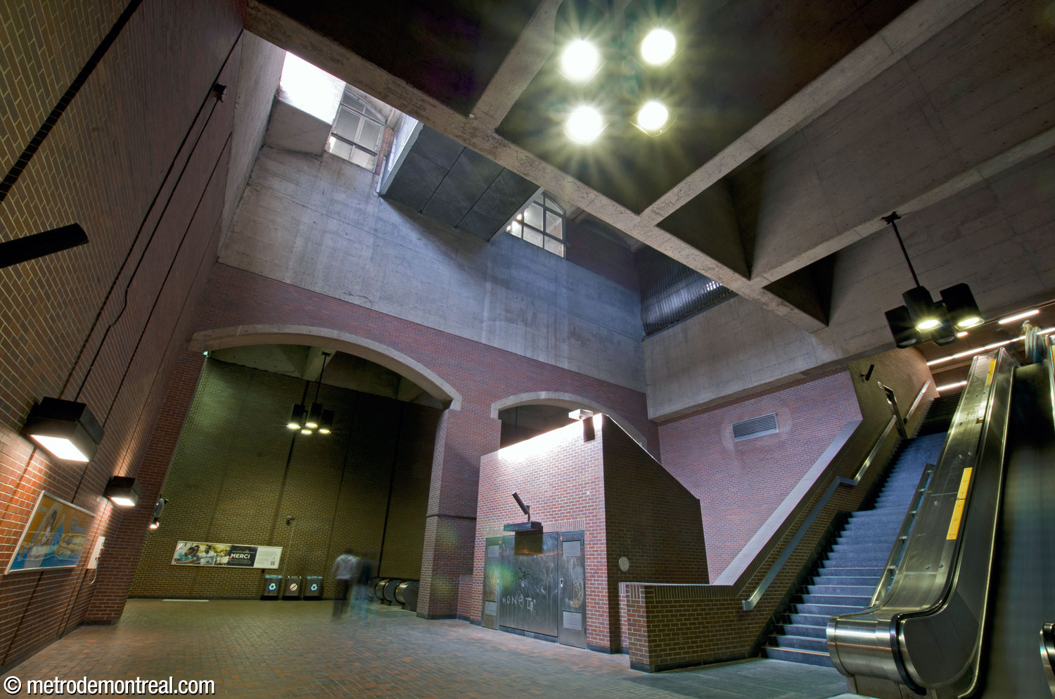The second landing and the lofty volume above it; in the background, the imposing arches separating this volume from the escalators to the ticket hall. At centre, a technical facility is seemingly suspended in the open light and air shaft.