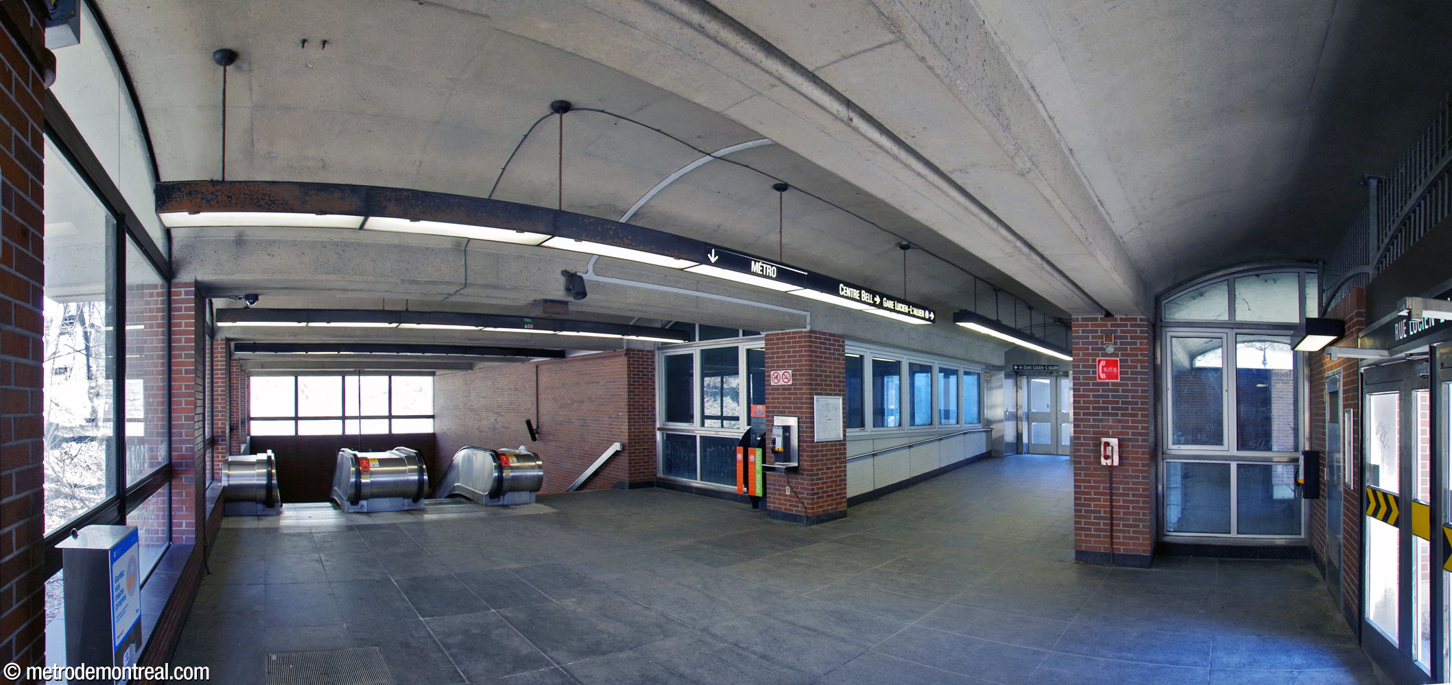 Interior of the headhouse, featuring a barrel-vaulted ceiling. At right is the glass-enclosed ventilation and light shaft and the bridge giving access to the passageway to the train station.