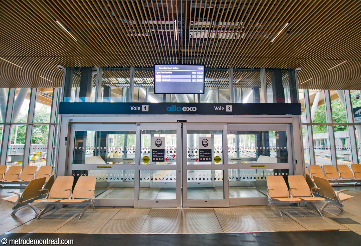 Sliding doors lead to platform 3/4.