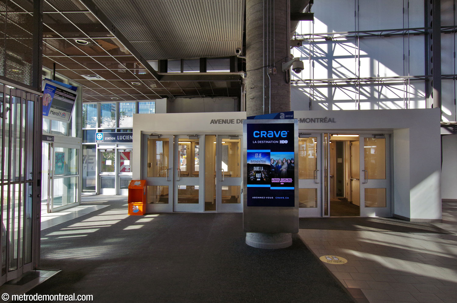 The exit onto Avenue des Canadiens-de-Montréal, with the access to the metro station rather obscured at left.