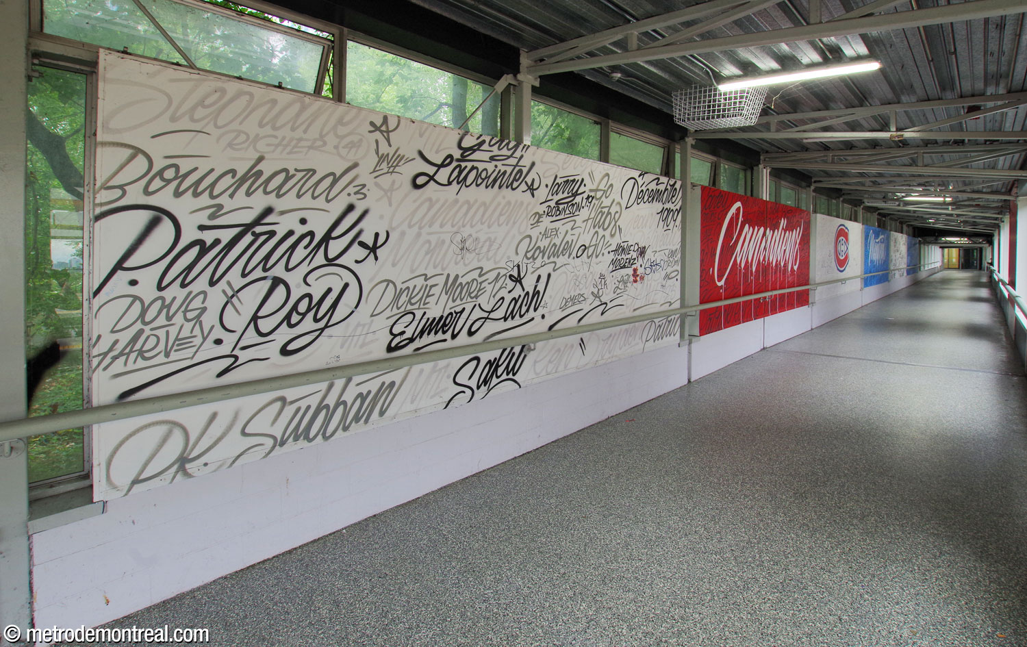 The portion of the connecting passage between the metro and train station running alongside the tracks features a graffiti-style mural by Cam Harapiak commemorating the Montreal Canadiens and their most famous players.