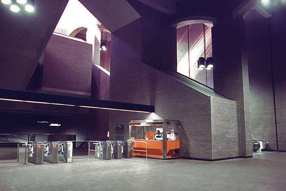 The ticket hall soon after the station's inauguration, before the construction of the glass barrier between the ticket hall and platforms