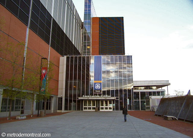 The train station's forecourt before the construction of the Tour des Canadiens