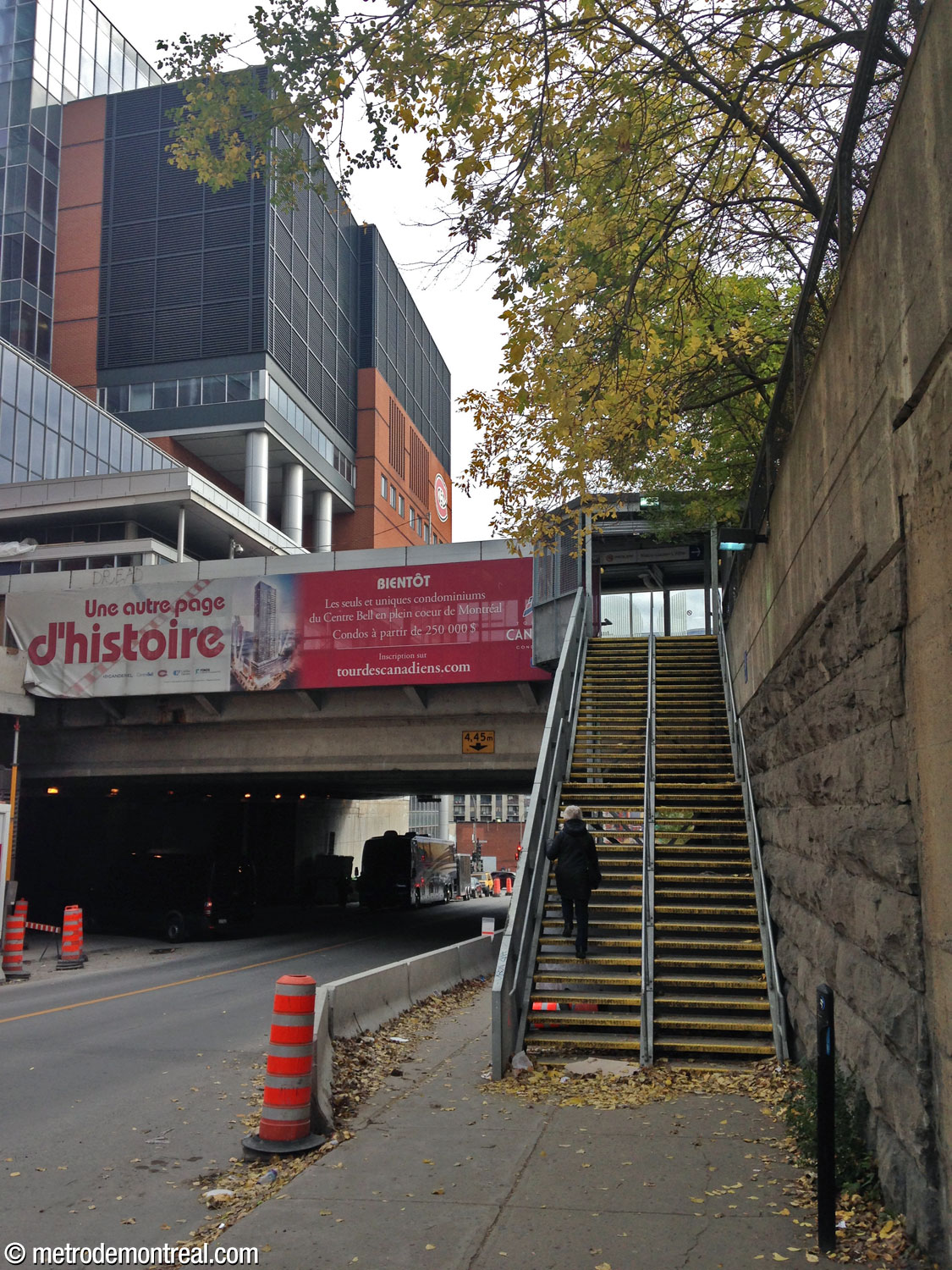 Temporary staircase providing access to the passageway to the metro station from Rue de la Montagne in 2014, during construction of the Tour des Canadiens