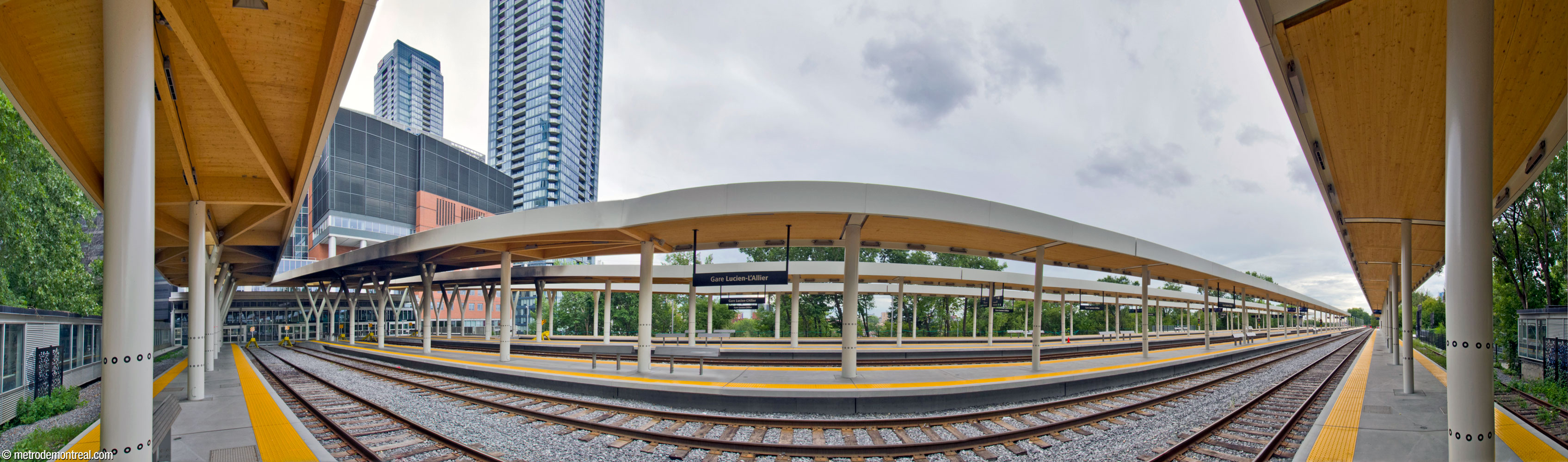 Panorama along the commuter train platforms, seen from platform 1/2. The train station house, integrated into the ground floor of the Bell Centre, is at left. Unfortunately, the new canopies (seen here less than a year after they were installed) have already been blackened by the train locomotives’ diesel exhaust.