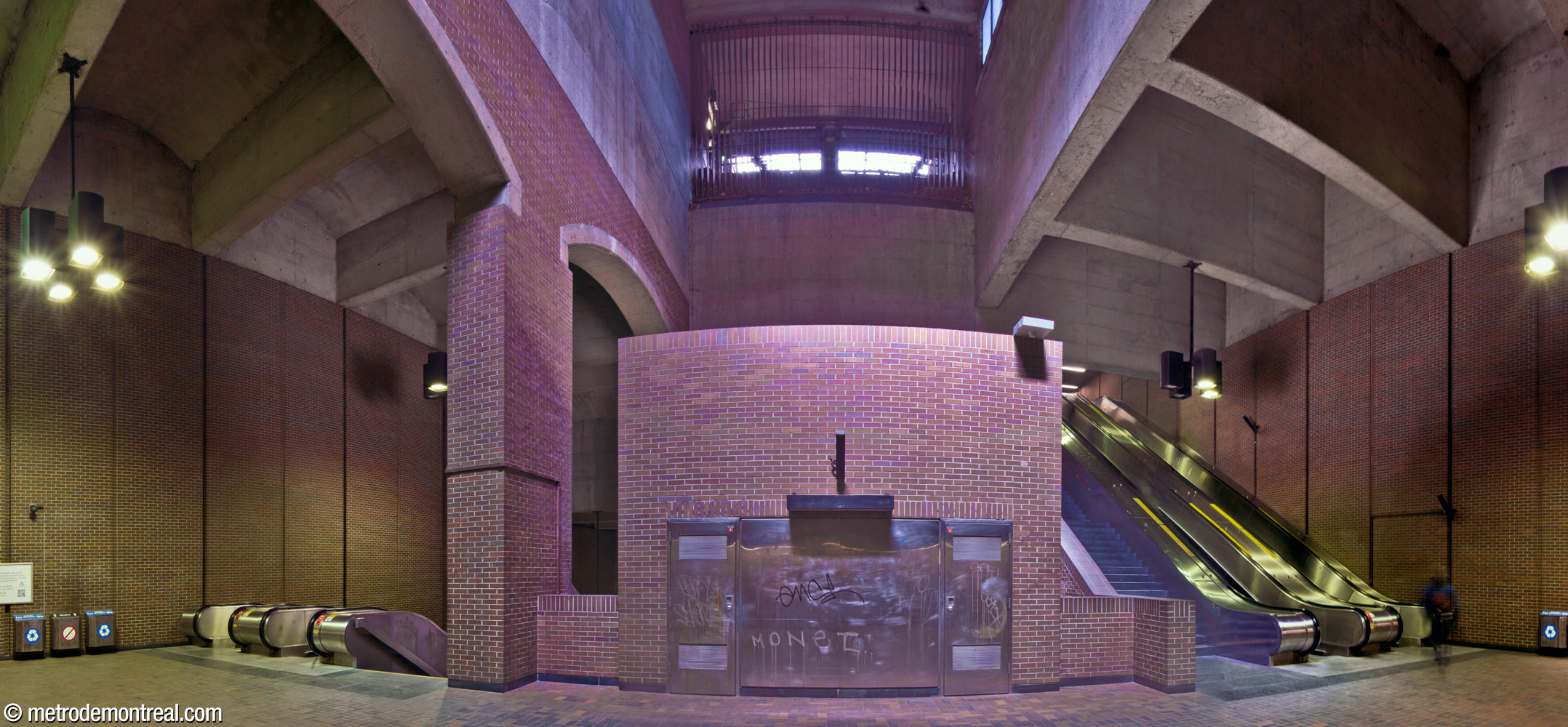 Panorama of the second landing. Above, the sculptural grille by Jean-Jacques Besner covers the mouth of a ventilation shaft. At left, large archways separate this volume from the stairwell leading down to the ticket hall.
