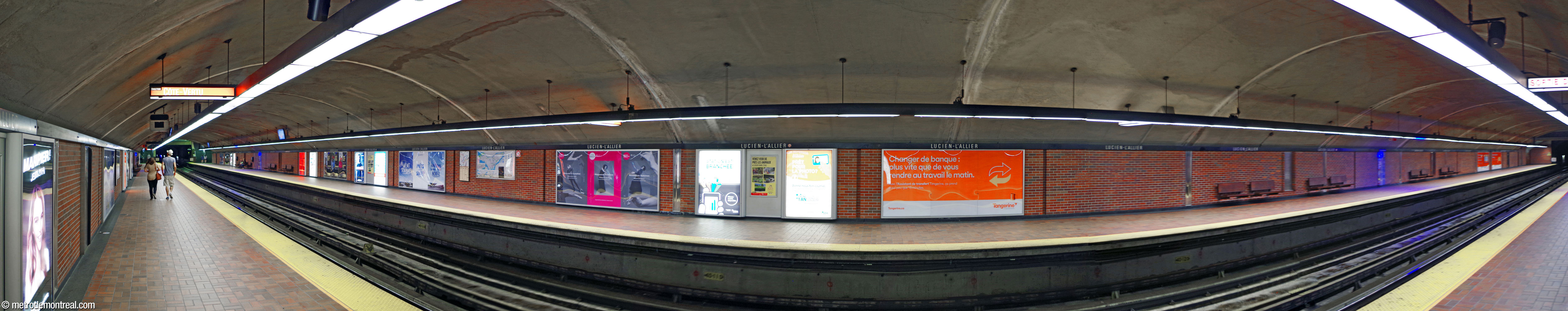 Panorama of the trainroom from the Côte-Vertu platform. The stairs to the ticket hall are at left.