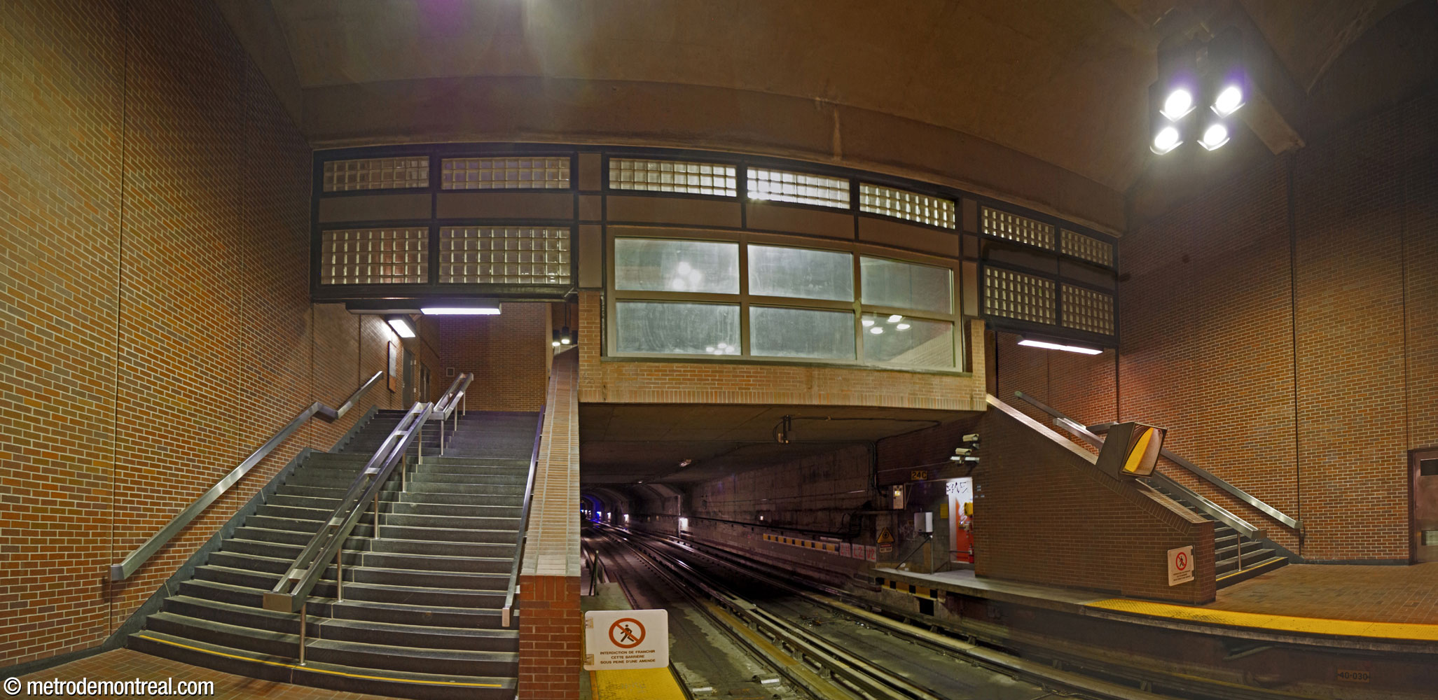 For fire safety reasons, the overlook from the ticket hall onto the platforms was enclosed by glass bricks and panels in preparation for the connection with the Bell Centre and commuter train station.