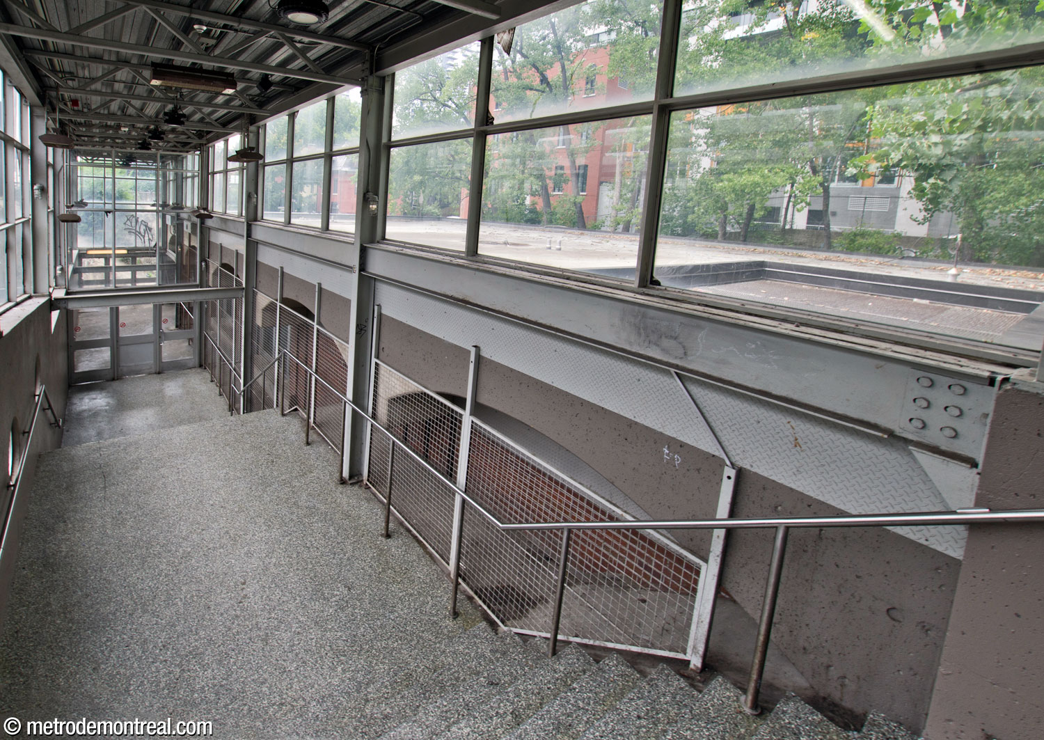 The passage to the train station, looking back toward the connection to the metro. The passage runs along the outside edge of the headhouse; the barrel vaults of the headhouse's concrete roof are visible here.