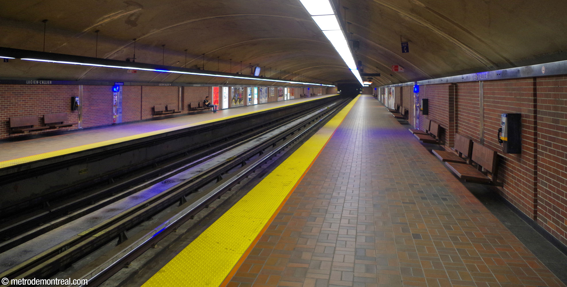 The station's trainroom, built in tunnel, looking westward from the Côte-Vertu platform.
