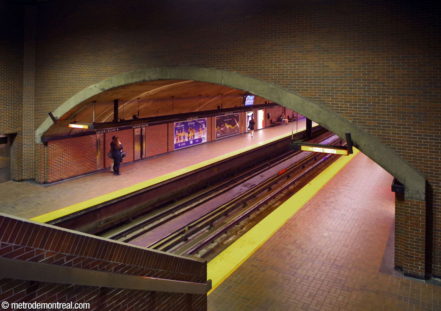 The comparatively small volume hosting the stairs between the ticket hall and platforms.