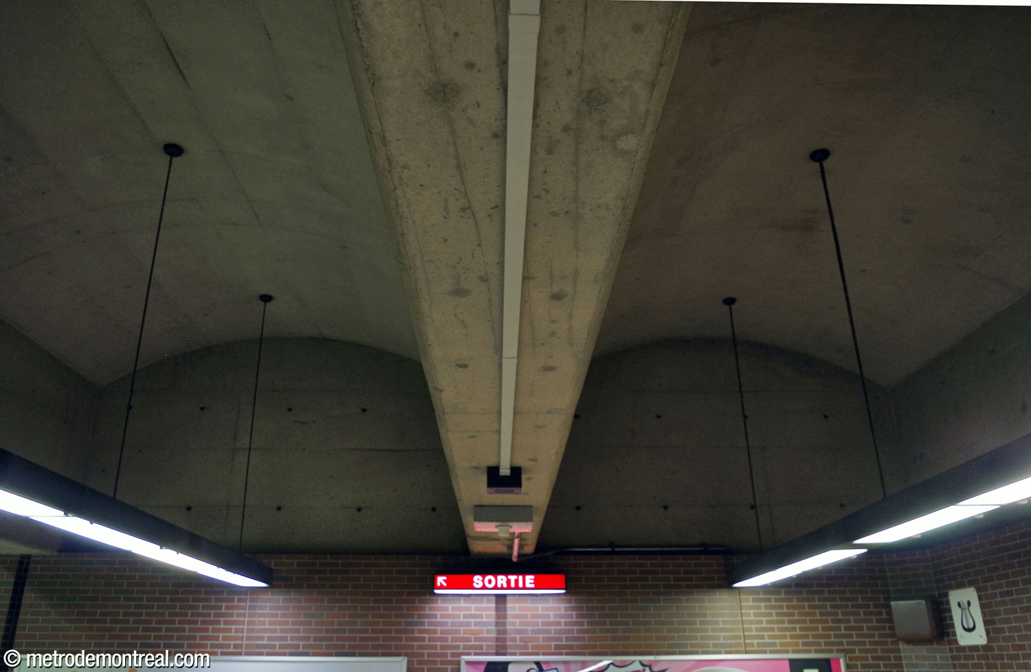 The comparatively low, barrel-vaulted ceiling of the first landing.