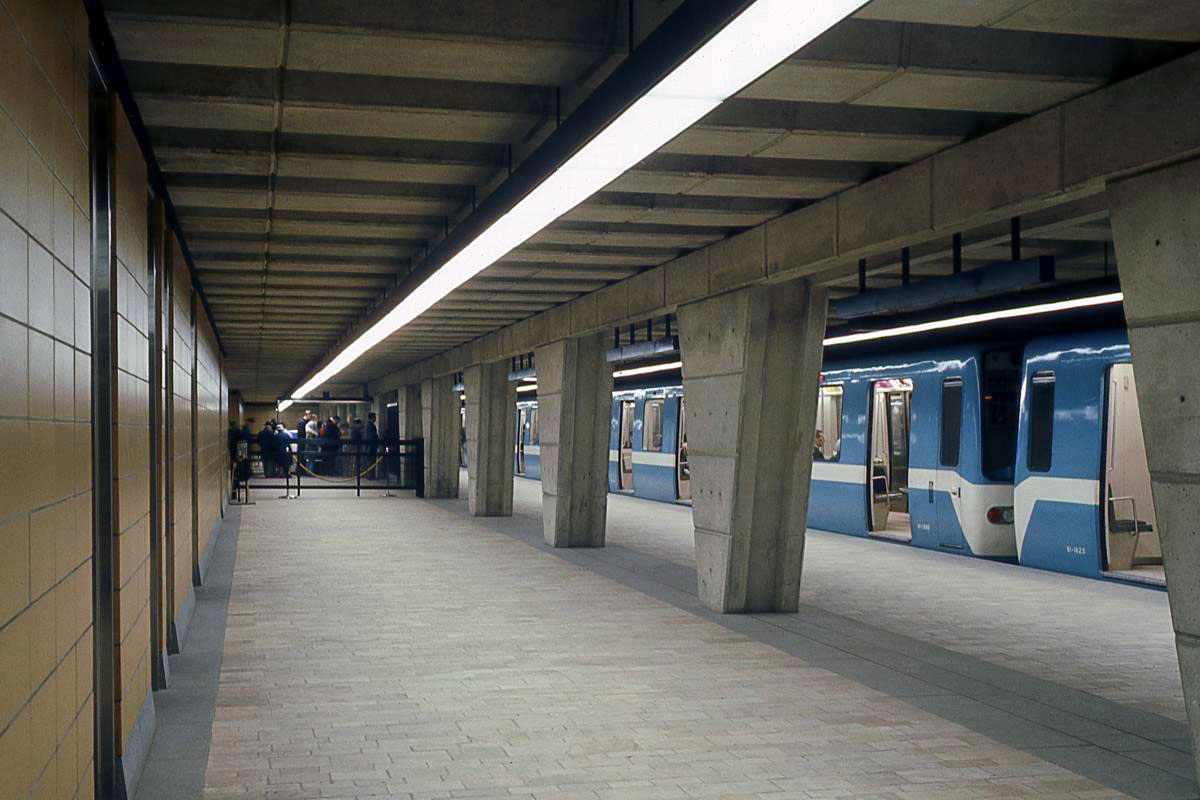 Appearance of the trapezoidal pillars along the platforms prior to the installation of metal plinths at floor level.