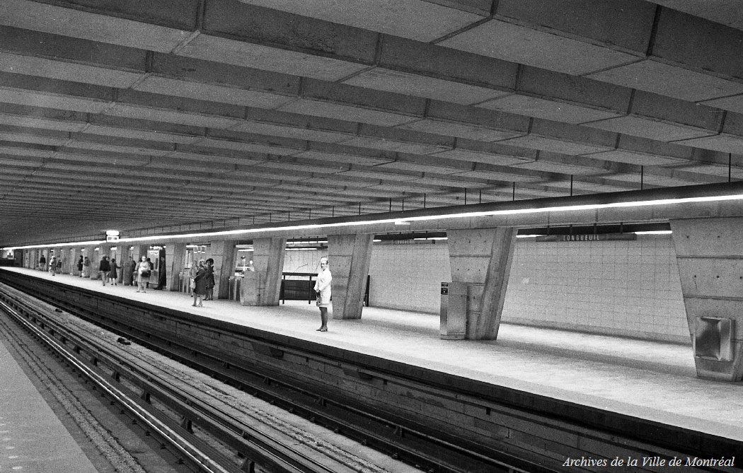 The departure platform in 1970, showing the arrangement prior to the enlargement of the ticket hall area and installation of additional turnstiles.