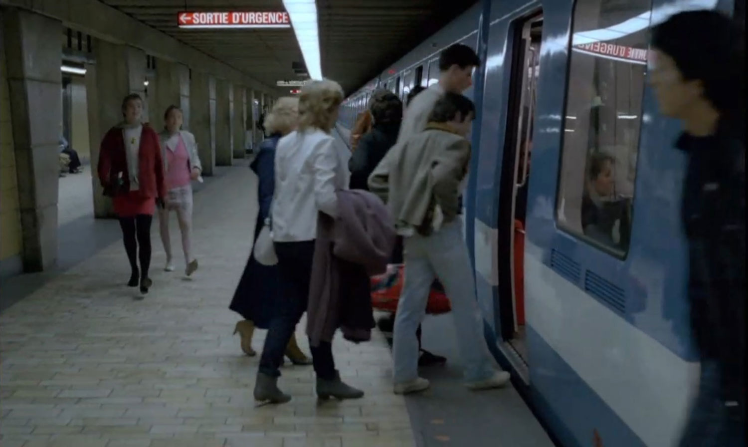Pascale Bussières and Marcia Pilote in Sonatine (1984)