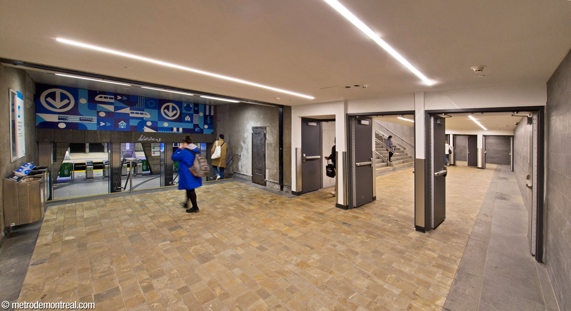 The landing of the stairwell leading down to the ticket hall and departure platform.