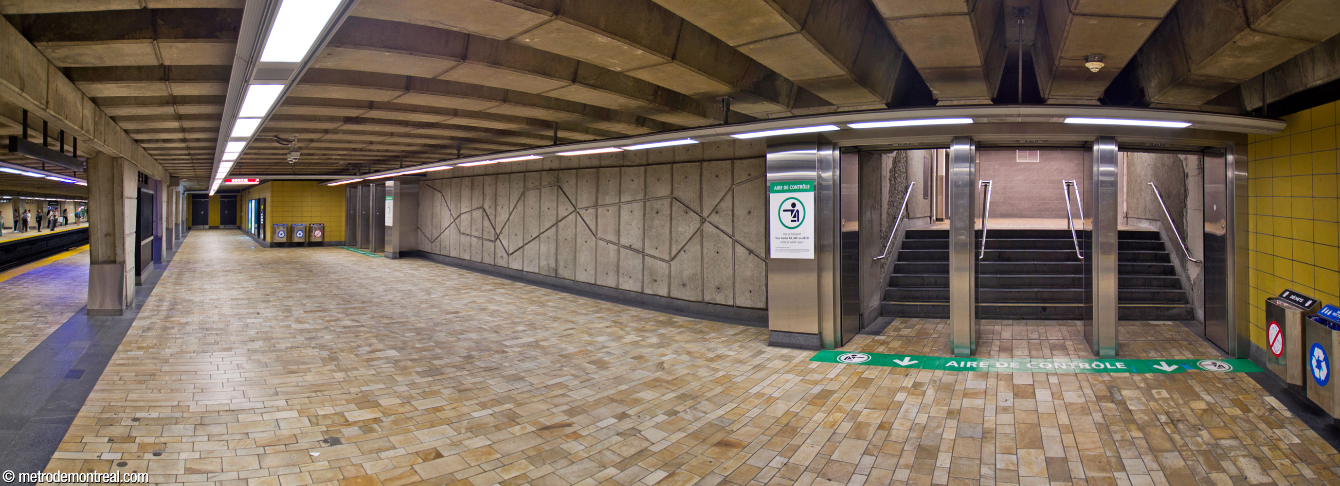 Concrete relief by the station's architect, Jean Dumontier, in the exit area from the arrival platform.