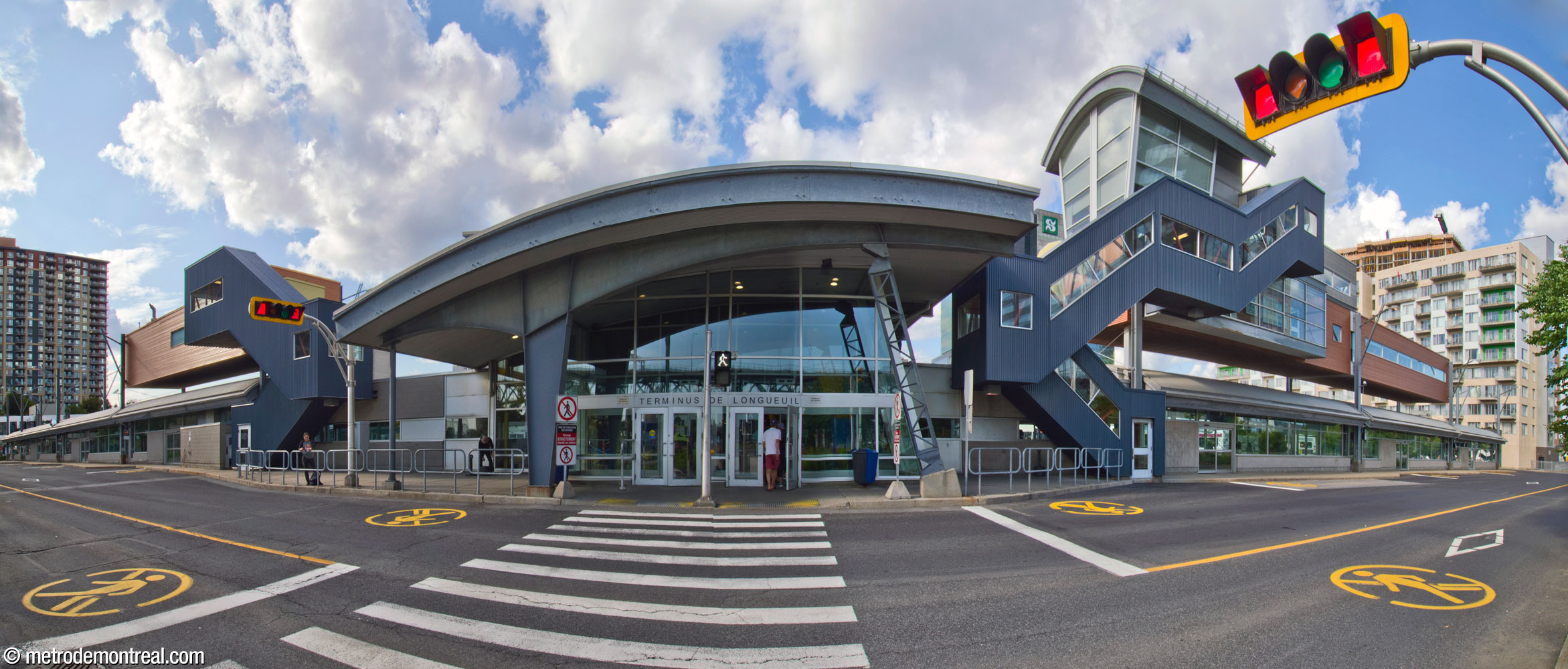 View of the Terminus Longueuil bus terminal from the south. Enclosed jetties extend out on either side of a central corridor.