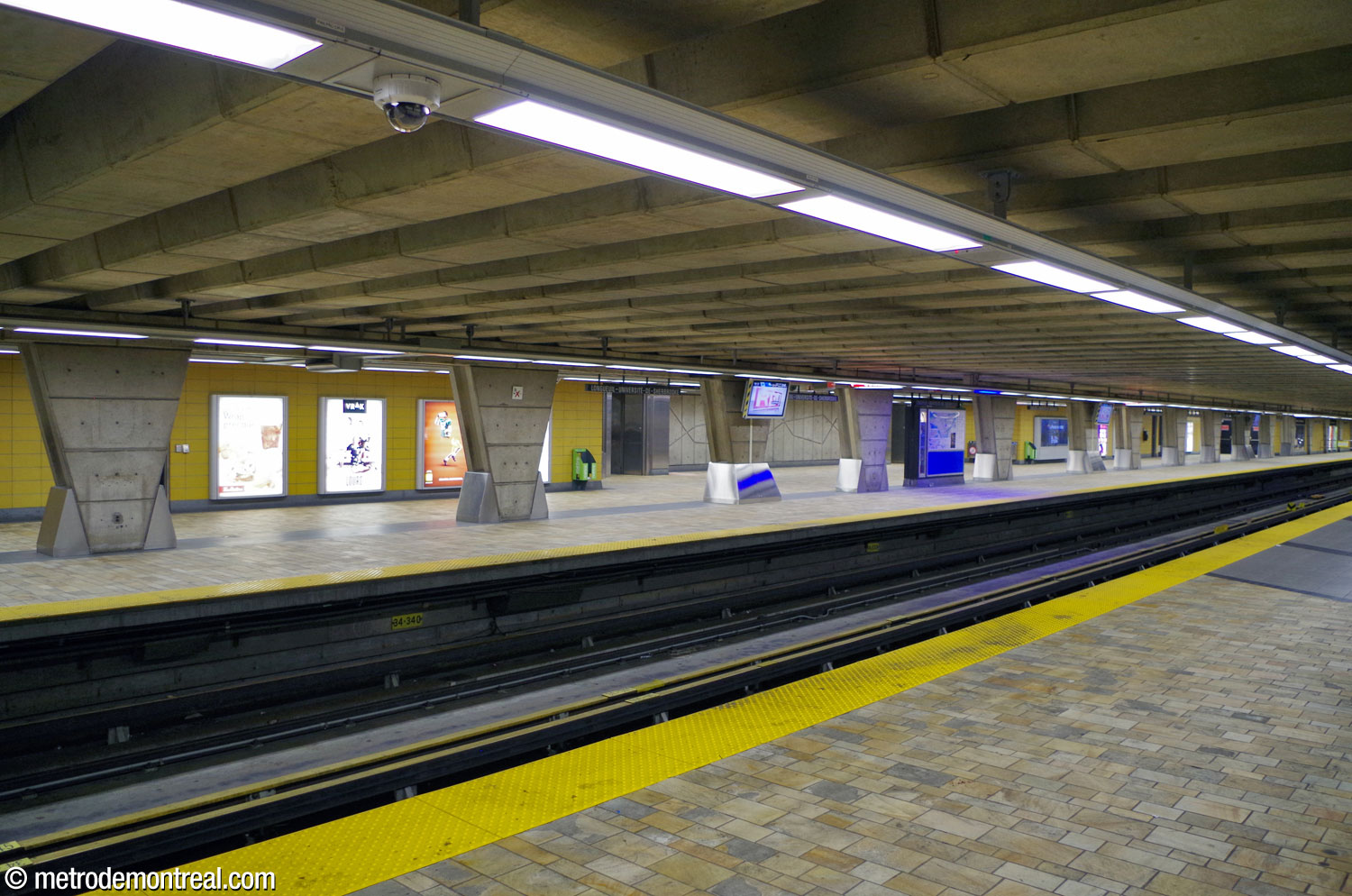 The arrival platform and its row of trapezoidal pillars seen from the departure platform.