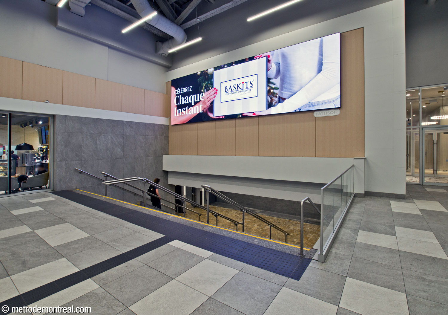 The poorly signed staircase down to the departure platform.