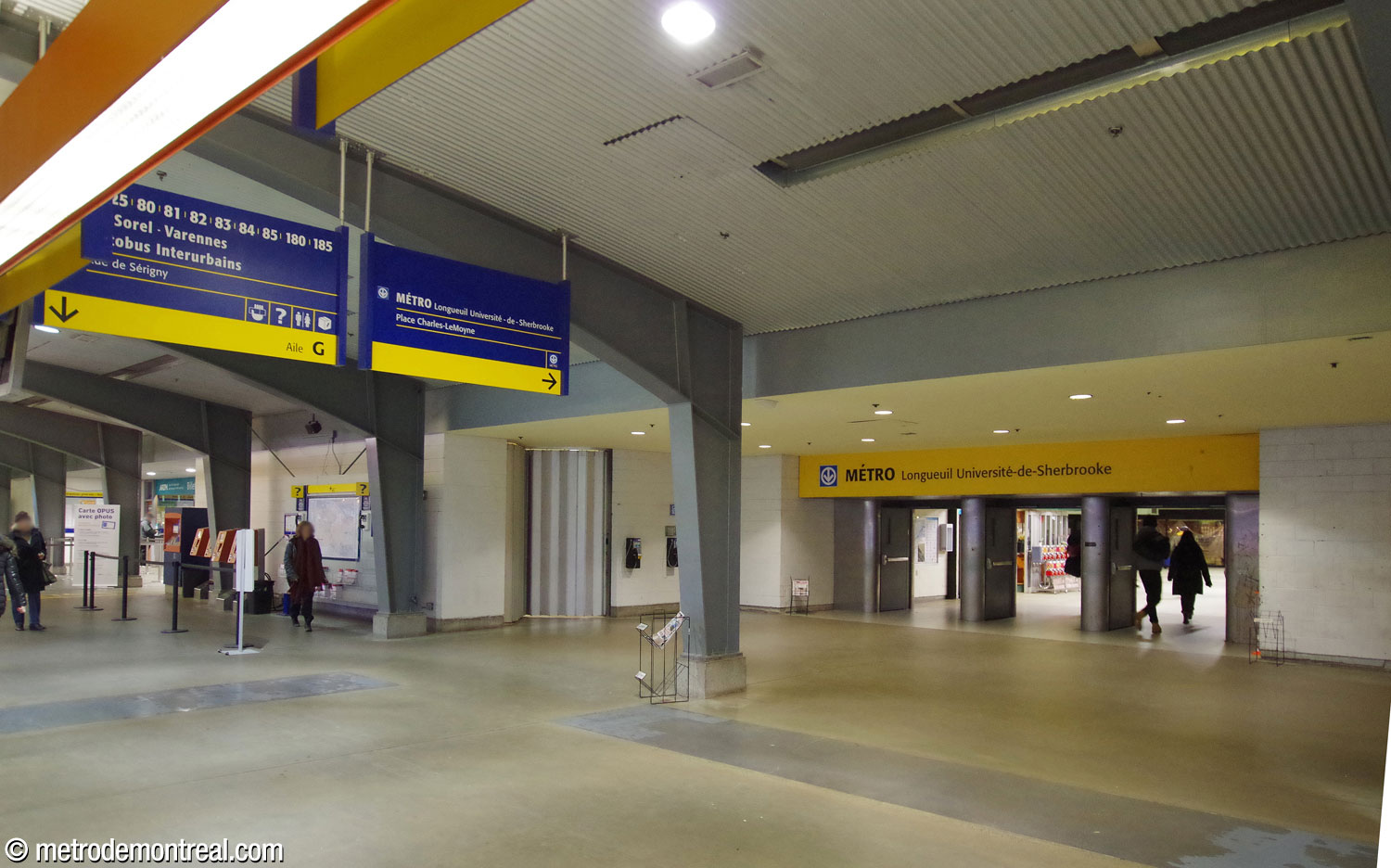 Access from the Terminus Longueuil bus terminal to the metro station.
