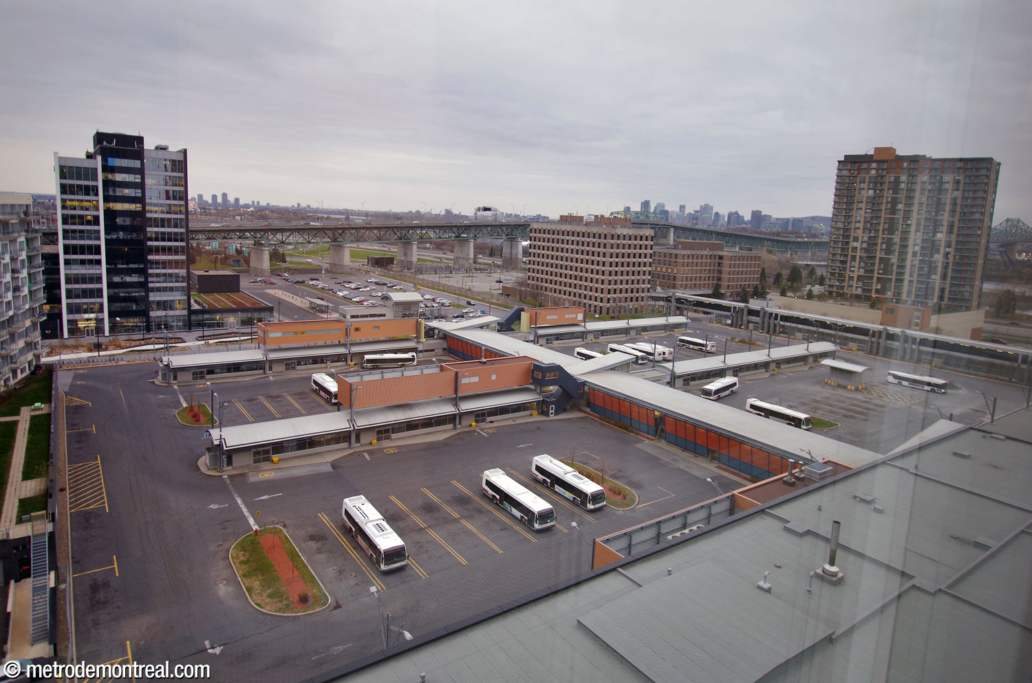 Overhead view of the Terminus Longueuil bus terminal.