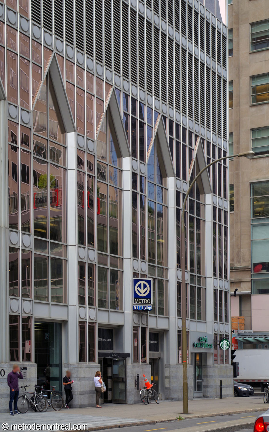 The De Maisonneuve Est entrance is integrated into the ground floor of the Tour KPMG.