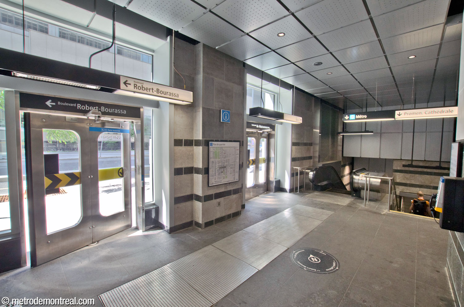 Interior of the De Maisonneuve Est entrance.
