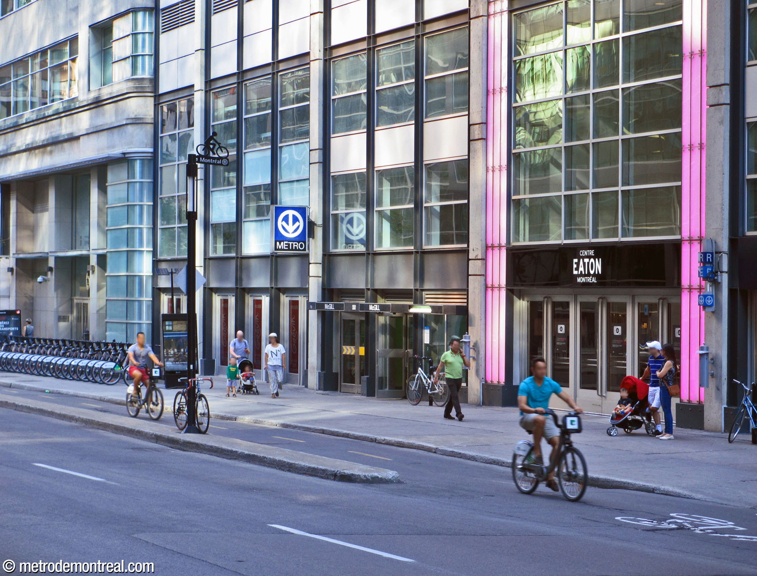 The De Maisonneuve Ouest entrance, next to the entrance of the Centre Eaton.