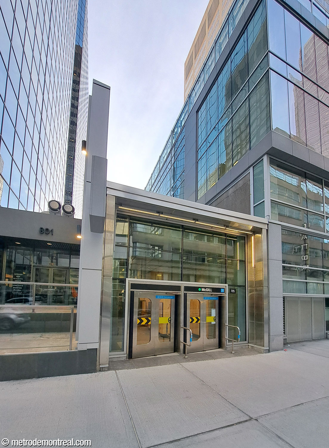 Exterior of the small 705 De Maisonneuve Ouest headhouse, the station's only independent headhouse.