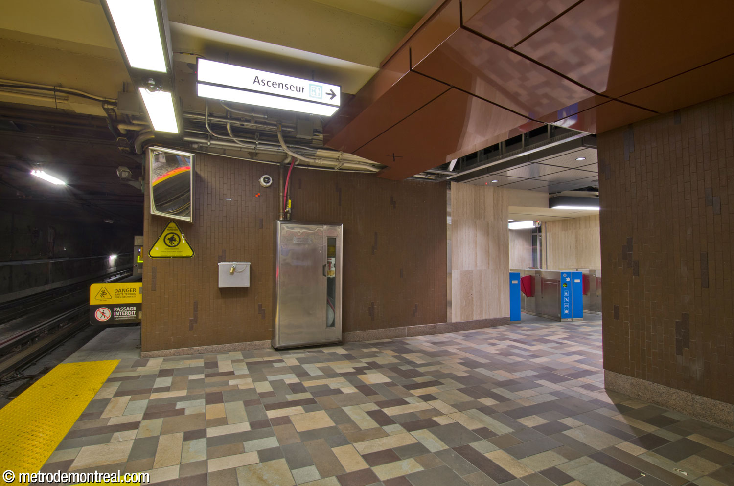 The independent gateline at platform level connects the head of the Angrignon platform to the elevator.