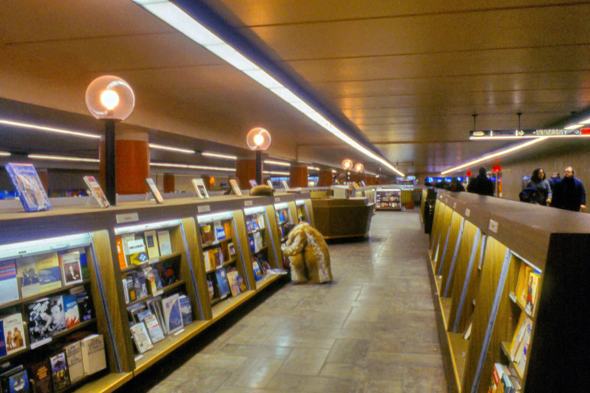 The city library formerly located in the station's northern walkway