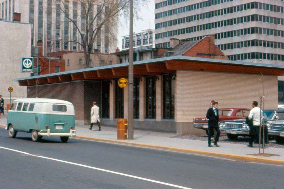 The temporary headhouse on the Rue University (now Rue Robert-Bourassa) entrance