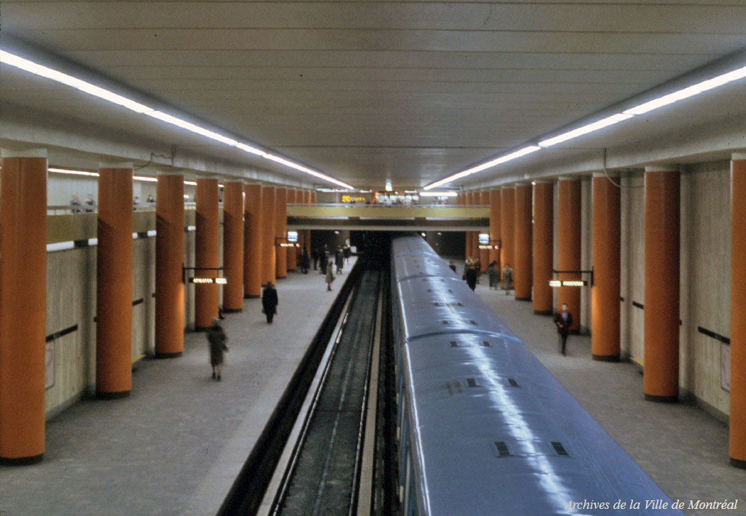 The station's platforms in 1967, before the installation of the artwork by Nicolas Sollogoub and the construction of the south walkway