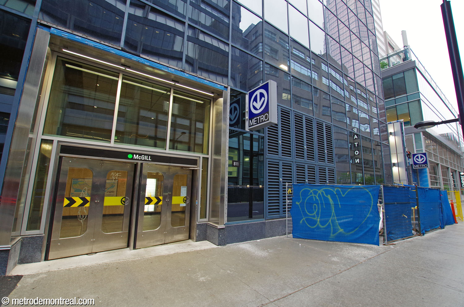 The McGill College entrance, within the side façade of 1981 McGill College; the 705 De Maisonneuve Ouest headhouse is a few metres away.