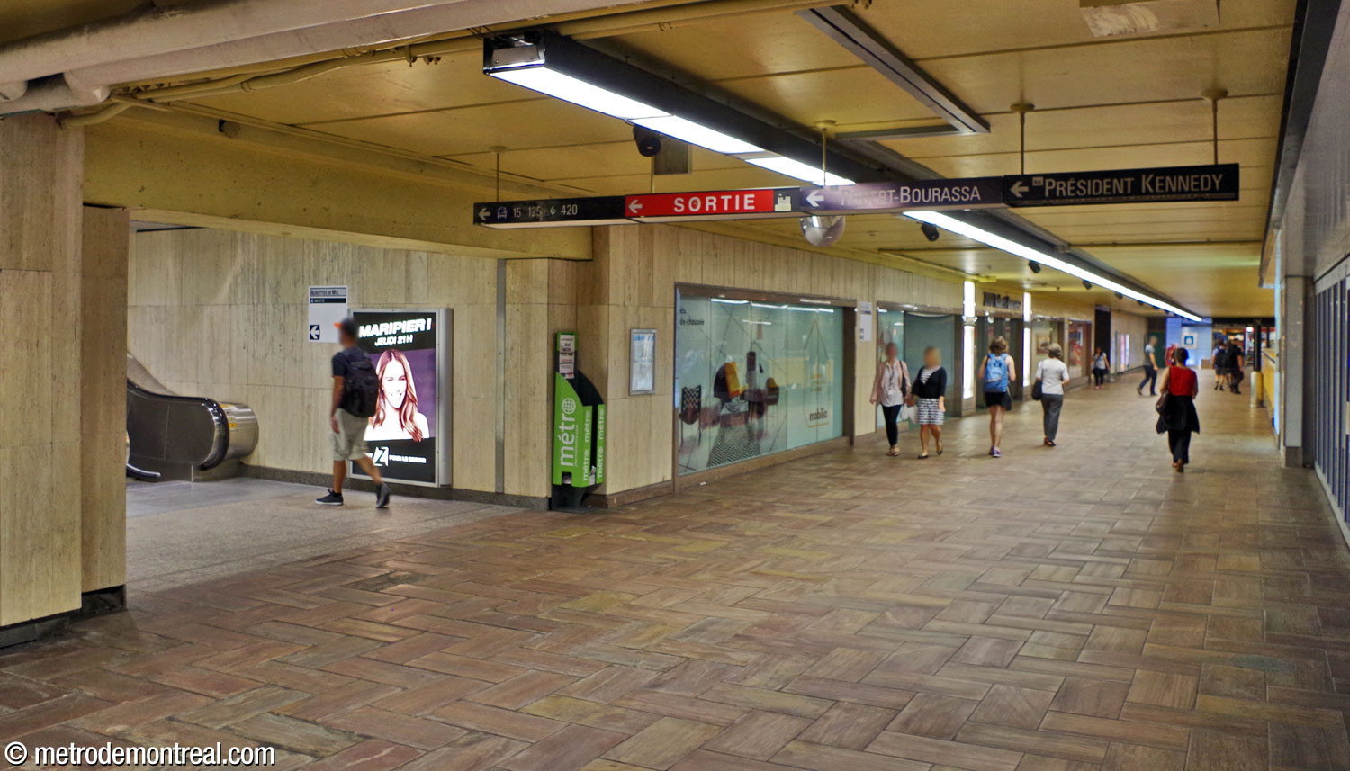 The north passage between the two ticket halls, showing the stairway to the Robert-Bourassa entrance and the underground city access to 2001 Robert-Bourassa.