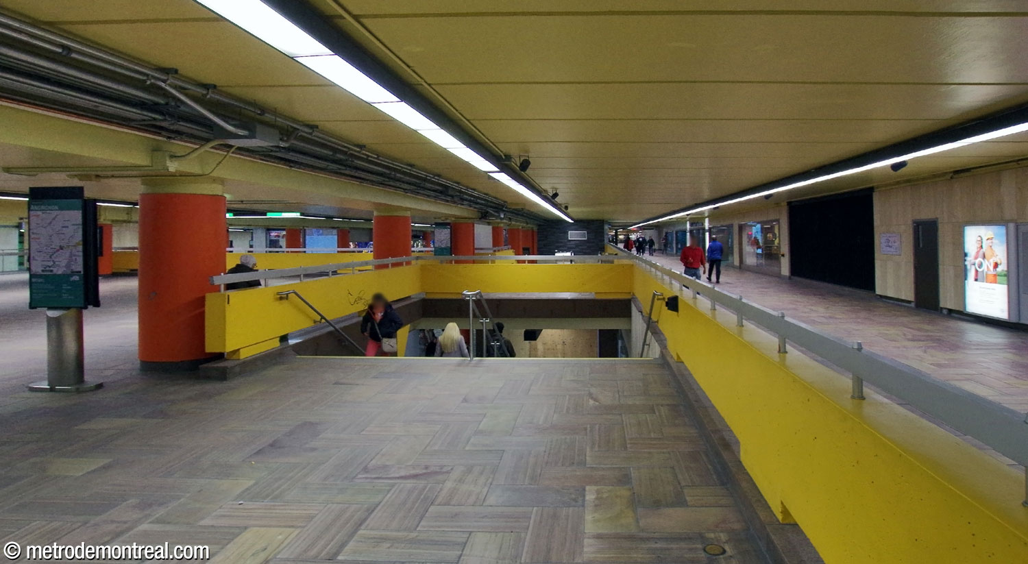 The north passage between the two ticket halls is divided from the east control zone by a low wall.
